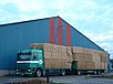 Daf 95.360 grote balen stro lossen in Noord-Holland